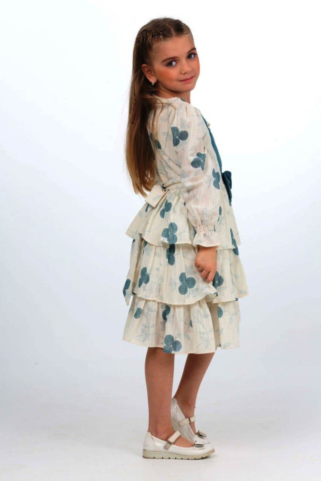 TRENDT MODA ÖNÜ FİYONKLU İNCİLİ ASTARLI KREM ÜZERİNE MAVİ ÇİÇEKLİ ELBİSE