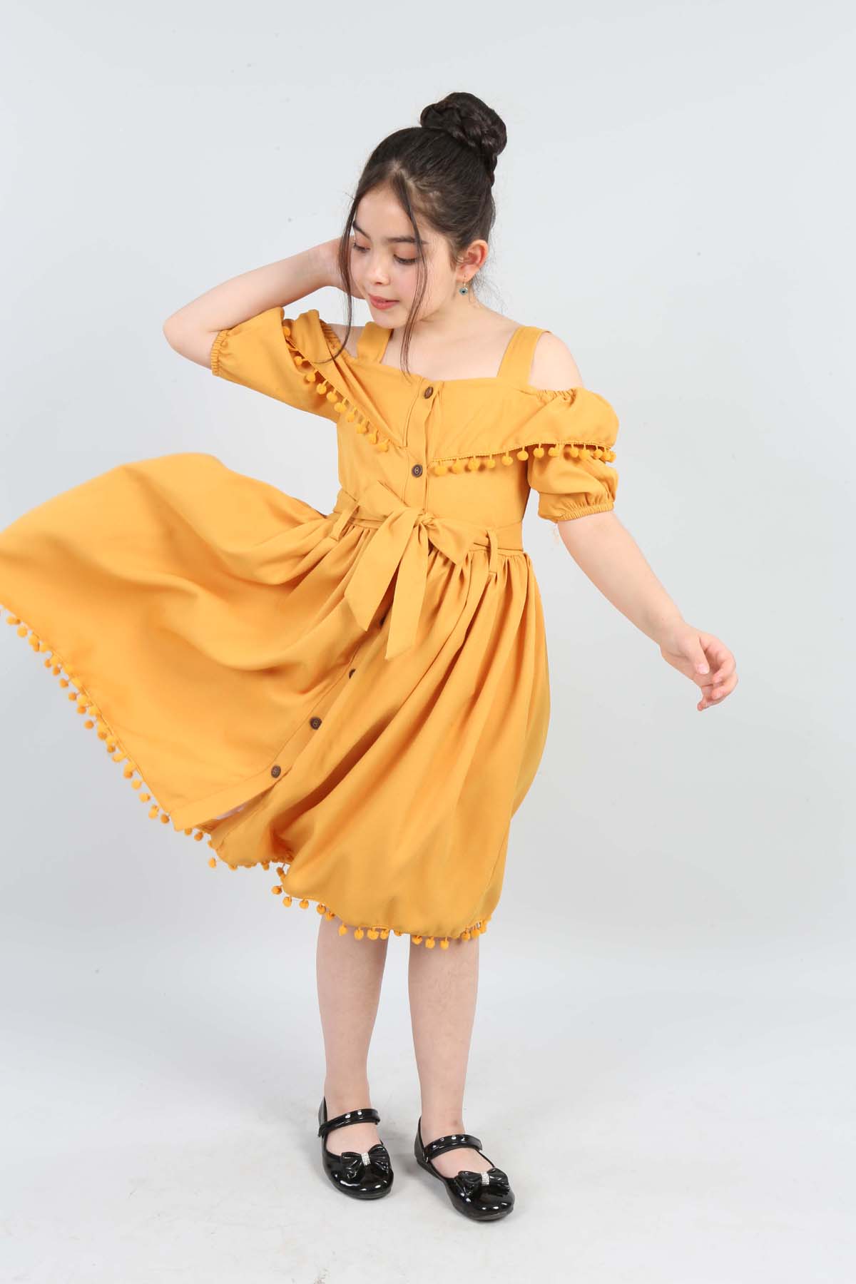 TRENDT MODA PONPONLU KUŞAKLI SARI RENK KUM KREP ELBİSE