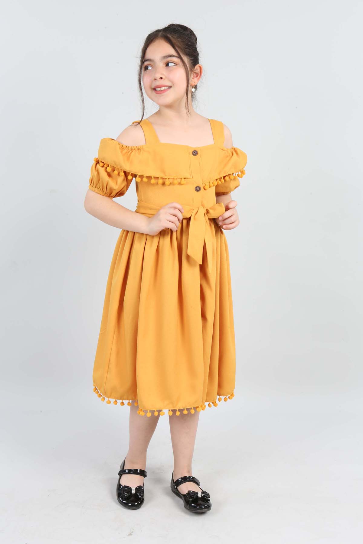 TRENDT MODA PONPONLU KUŞAKLI SARI RENK KUM KREP ELBİSE
