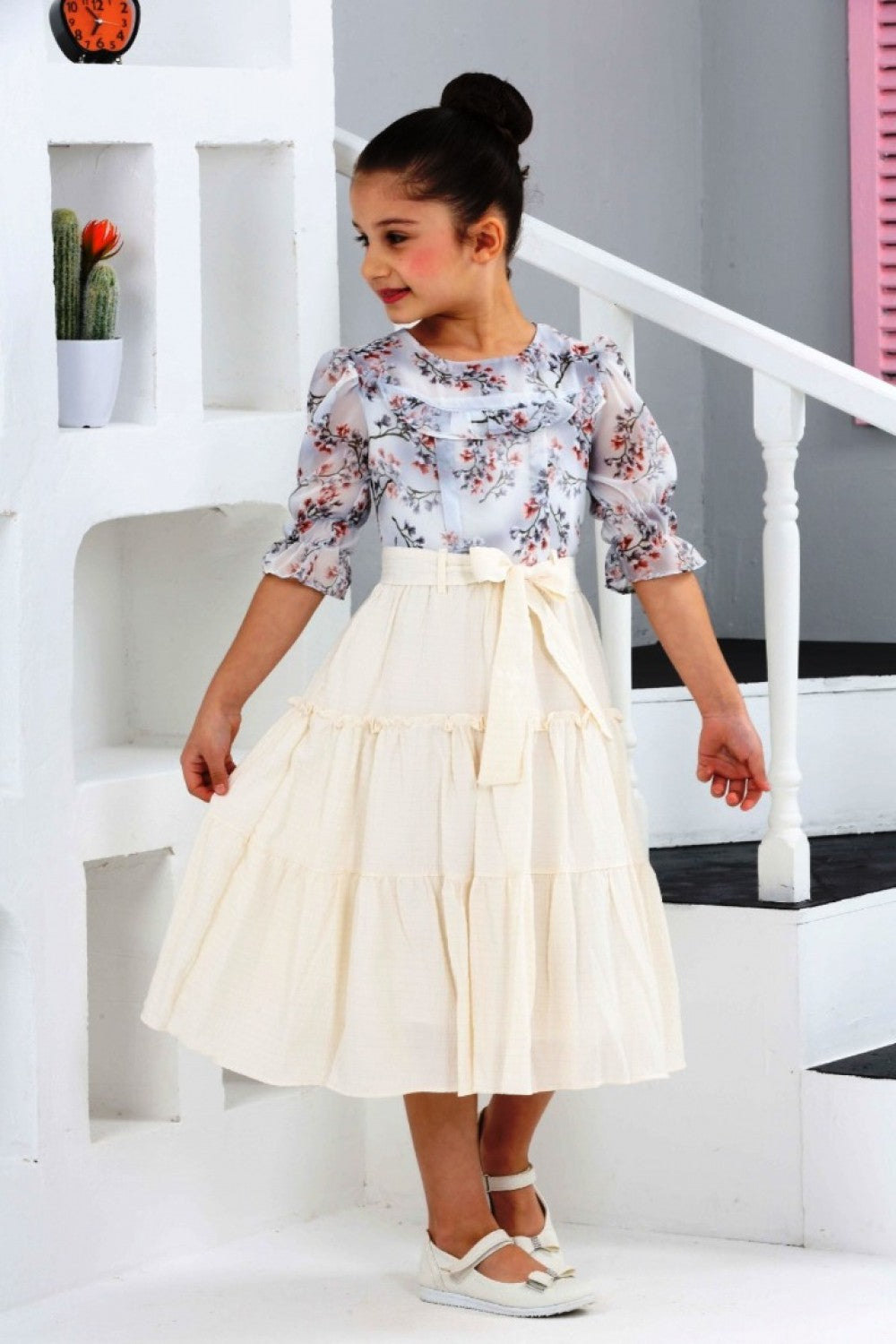 TRENDT MODA ÜSTÜ ÇİÇEKLİ ALTI BÜZ KIREM RENK KUŞAKLI ASTARLI FERMUARLI ELBİSE