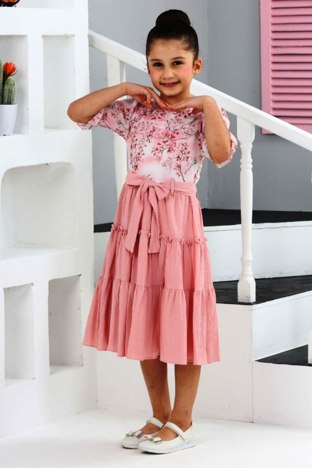 TRENDT MODA ÜSTÜ ÇİÇEKLİ ALTI BÜZ PEMBE  RENK KUŞAKLI ASTARLI FERMUARLI ELBİSE