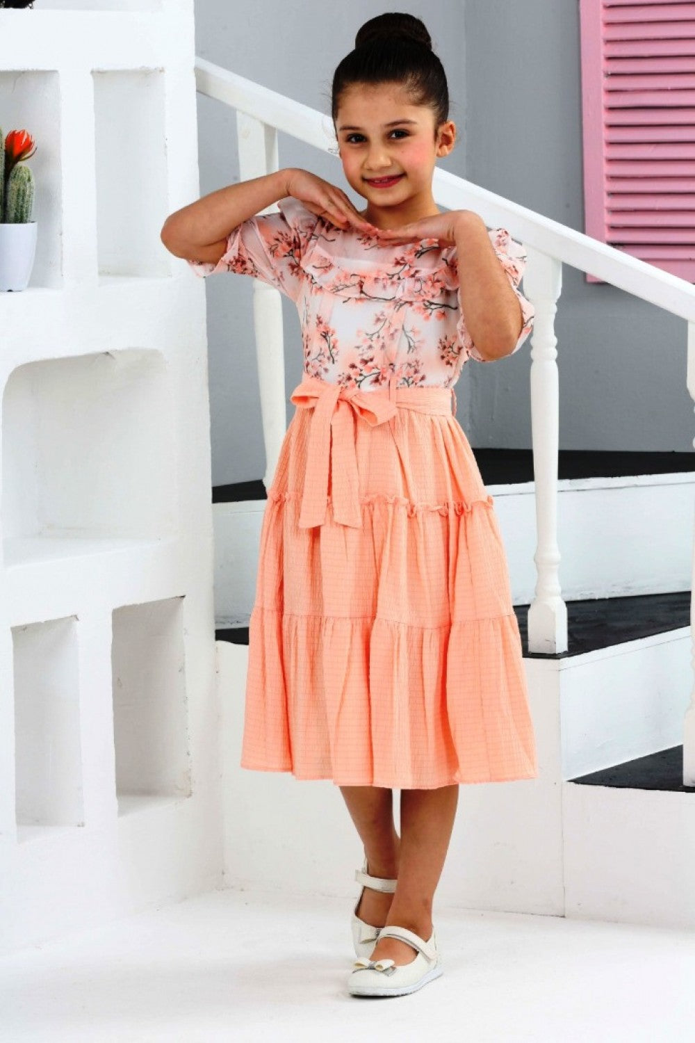 TRENDT MODA ÜSTÜ ÇİÇEKLİ ALTI BÜZ SOMON RENK KUŞAKLI ASTARLI FERMUARLI ELBİSE