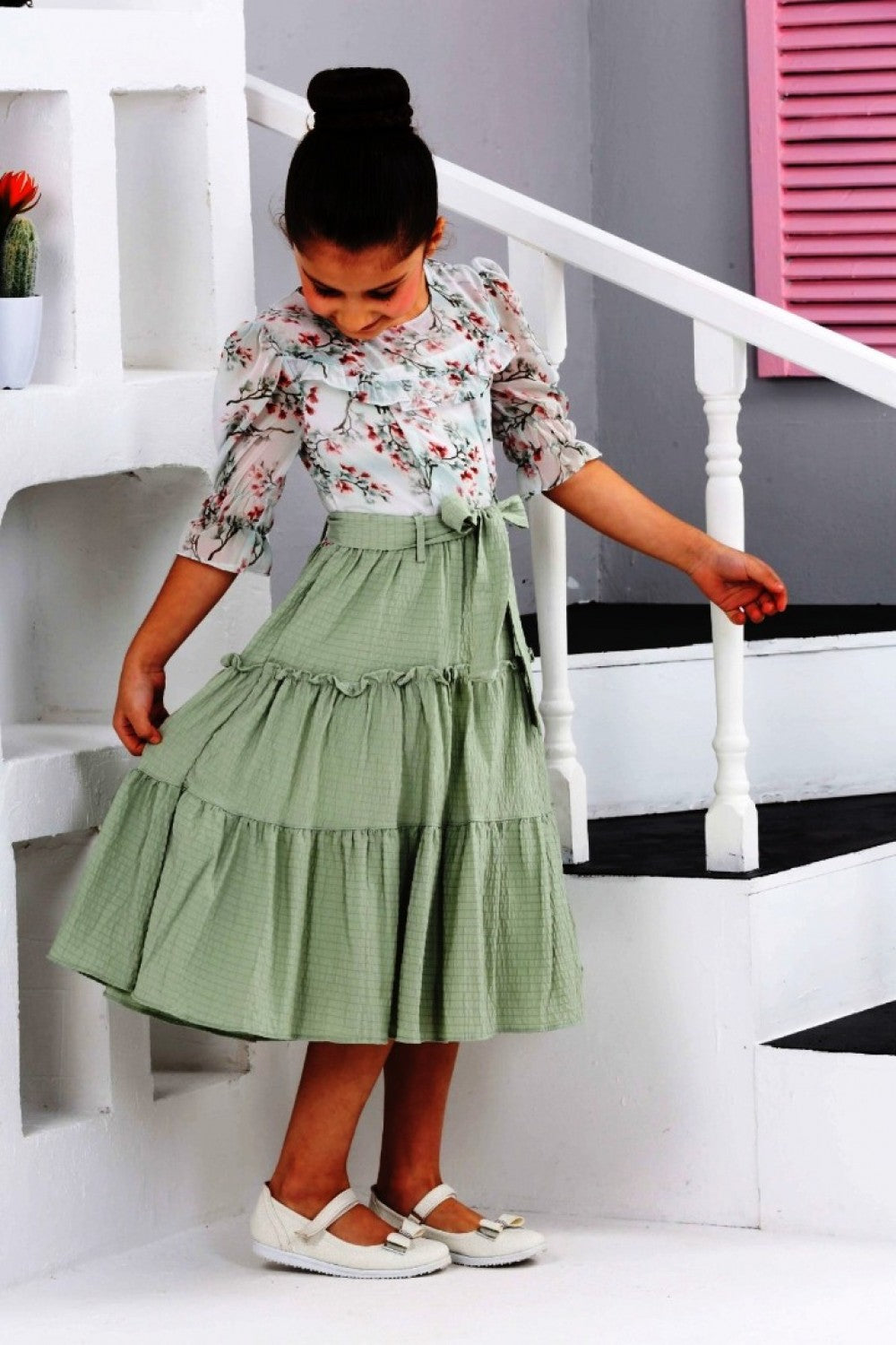 TRENDT MODA ÜSTÜ ÇİÇEKLİ ALTI BÜZ YEŞİL RENK KUŞAKLI ASTARLI FERMUARLI ELBİSE