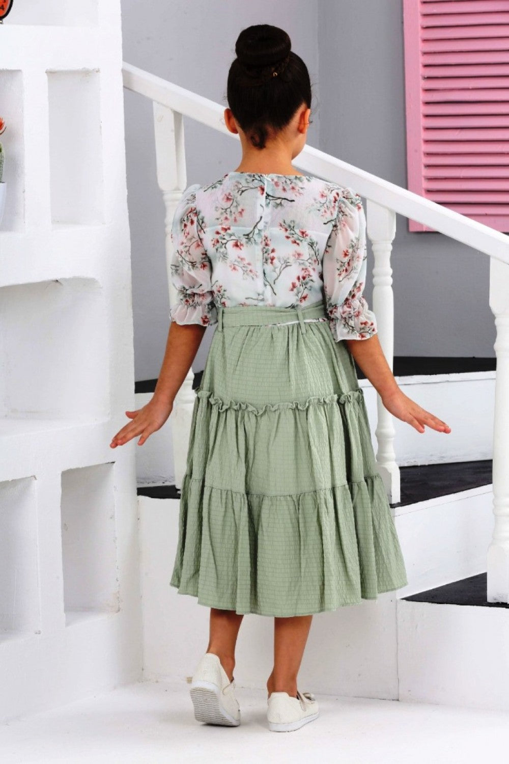 TRENDT MODA ÜSTÜ ÇİÇEKLİ ALTI BÜZ YEŞİL RENK KUŞAKLI ASTARLI FERMUARLI ELBİSE