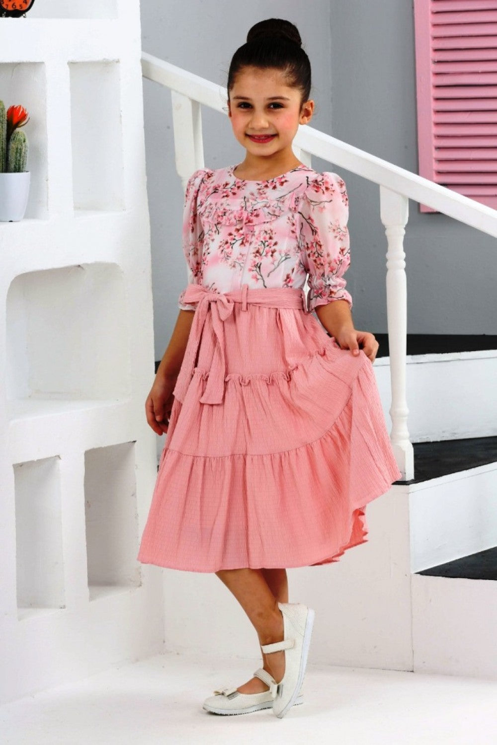 TRENDT MODA ÜSTÜ ÇİÇEKLİ ALTI BÜZ PEMBE  RENK KUŞAKLI ASTARLI FERMUARLI ELBİSE