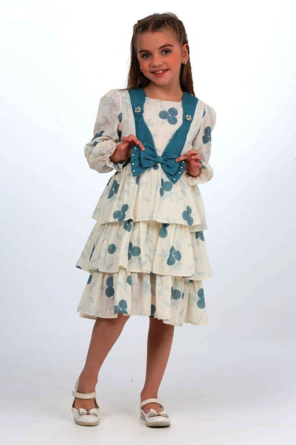 TRENDT MODA ÖNÜ FİYONKLU İNCİLİ ASTARLI KREM ÜZERİNE MAVİ ÇİÇEKLİ ELBİSE