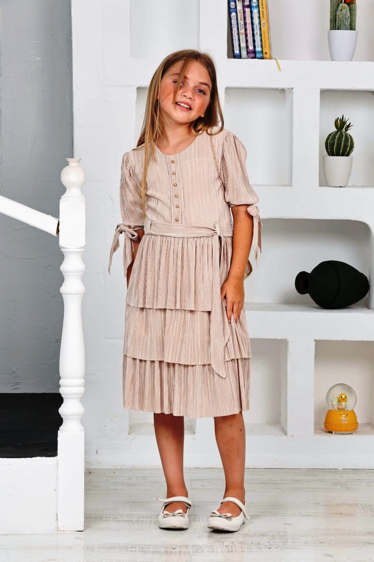 TRENDT MODA BÜRÜMCÜK KUMAŞ ÖNÜ İNCİLİ ARKASI FERMUARLI ÇANTALI KUŞAKLI BEJ RENK ELBİSE