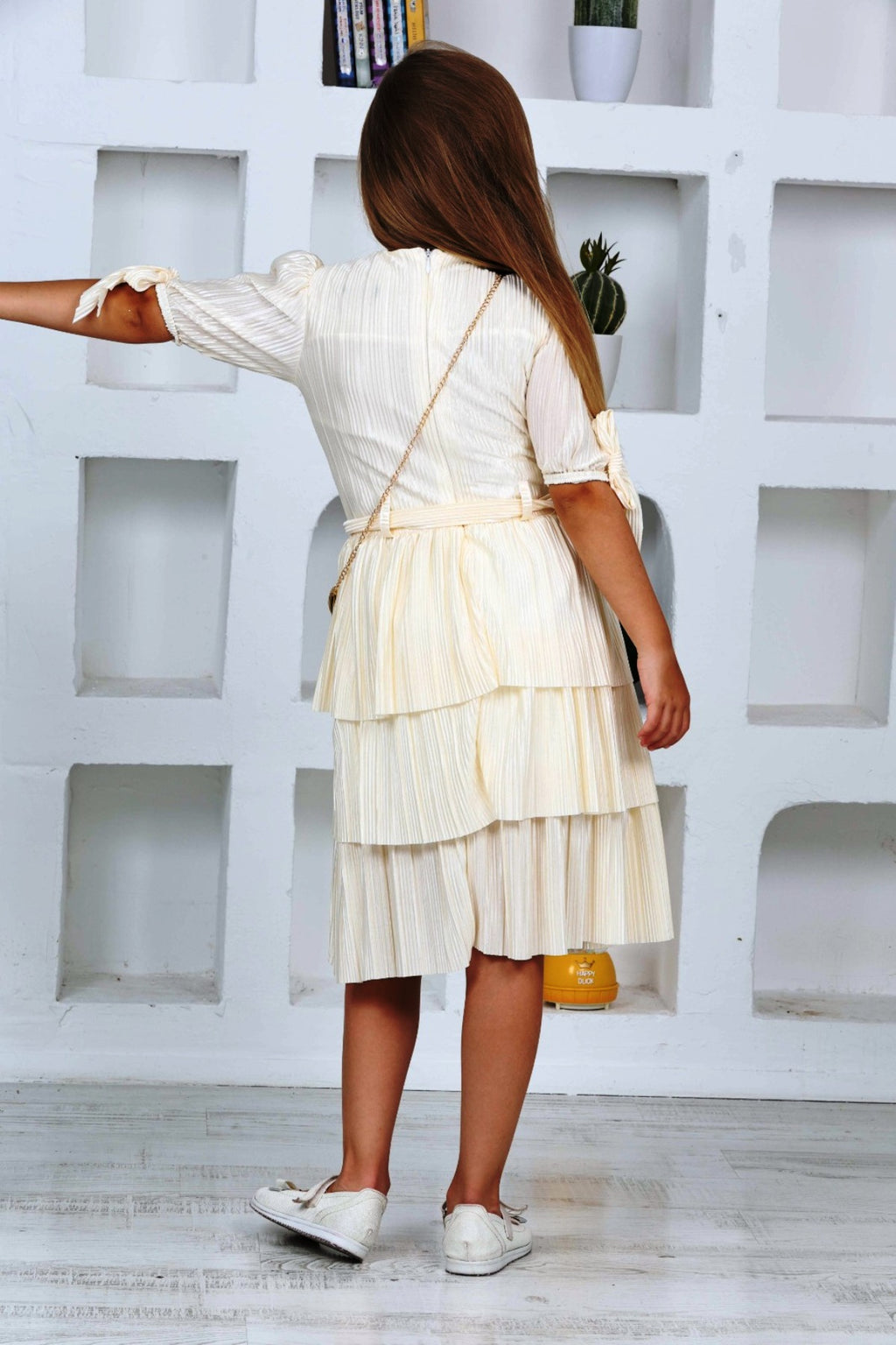 TRENDT MODA BÜRÜMCÜK KUMAŞ ÖNÜ İNCİLİ ARKASI FERMUARLI ÇANTALI KUŞAKLI KIREM RENK ELBİSE