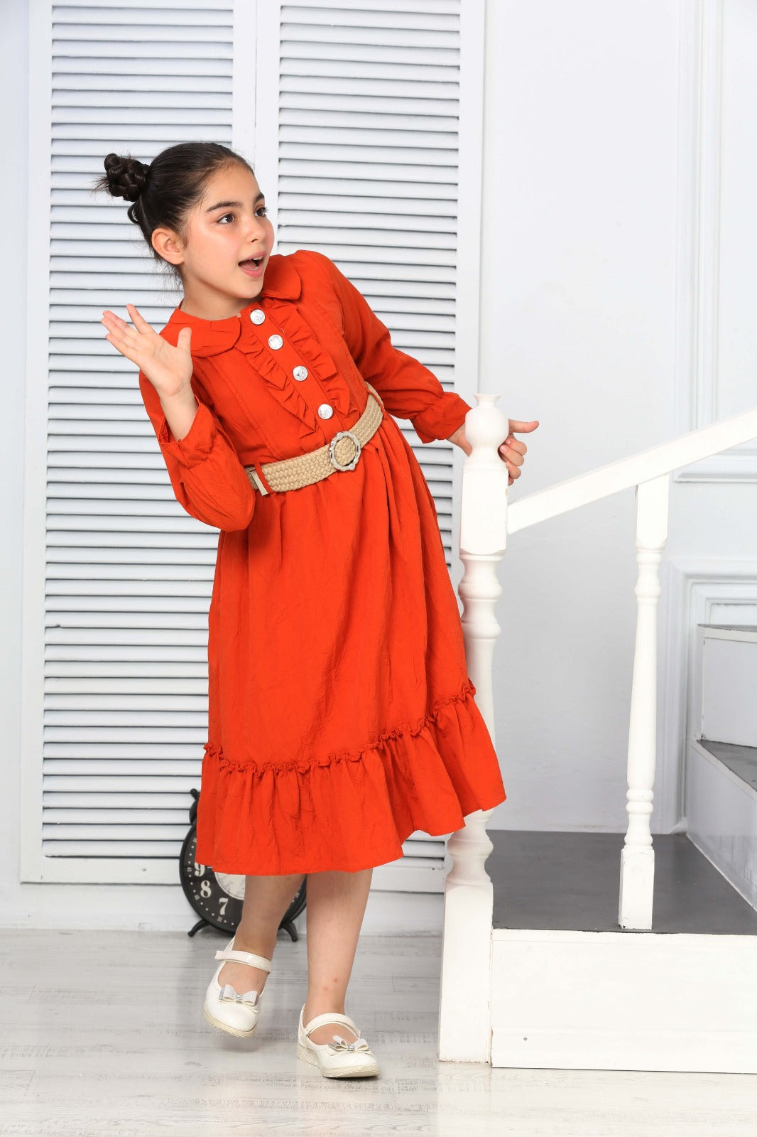 TRENDT MODA  PARLAK DÜGMELİ ÖNÜ FIRFIRLI KEMERLİ ASTARLI UZUN KOL KİREMİT RENK ELBİSE
