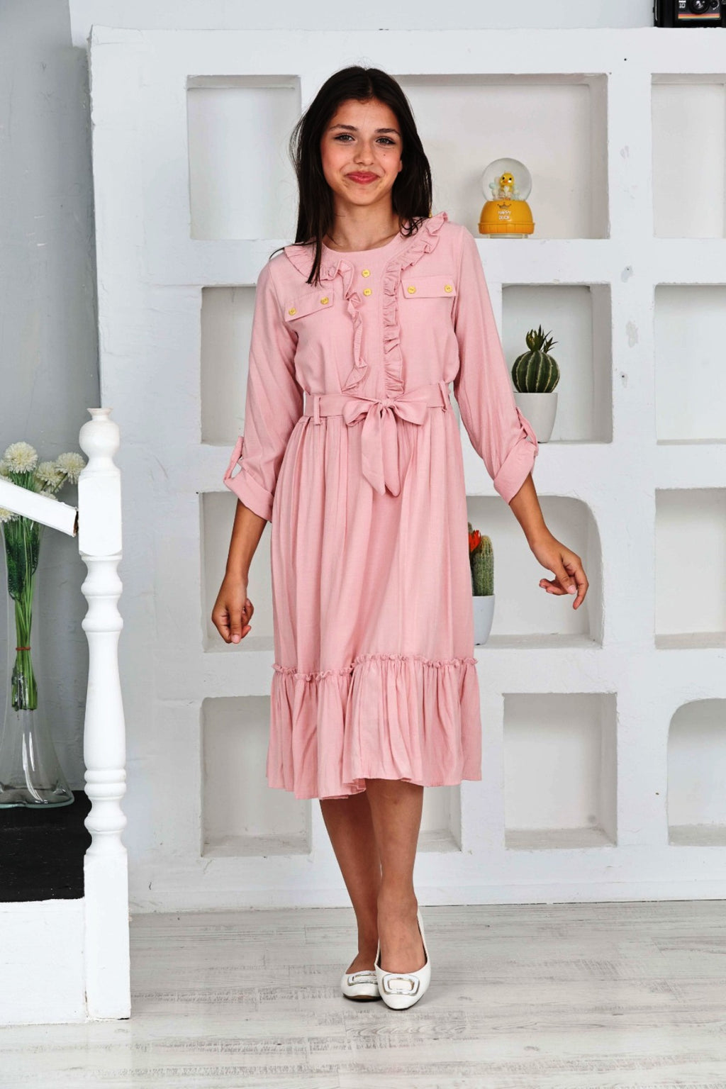 ROBE TRENDT MODA À MANCHES LONGUES AVEC VOLANTS, DÉTAILS BOUTONS SUR LE DEVANT, FERMETURE ÉCLAIR AU DOS, DOUBLURE ET CEINTURE, COULEUR ROSE  
