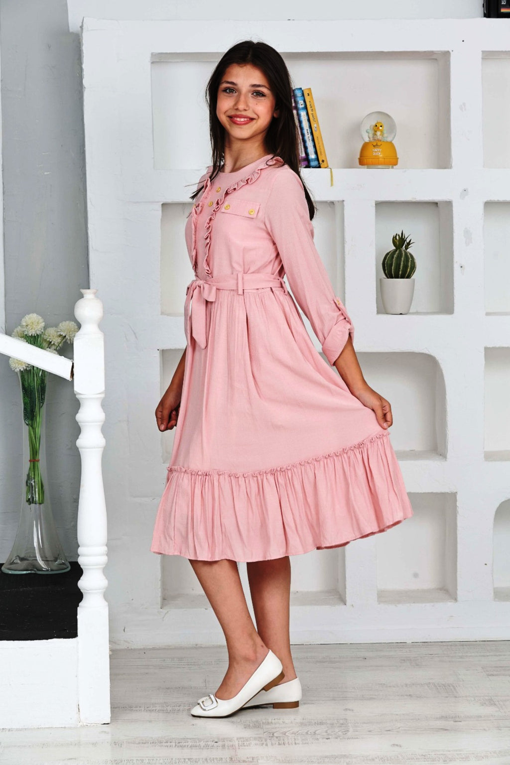 ROBE TRENDT MODA À MANCHES LONGUES AVEC VOLANTS, DÉTAILS BOUTONS SUR LE DEVANT, FERMETURE ÉCLAIR AU DOS, DOUBLURE ET CEINTURE, COULEUR ROSE  