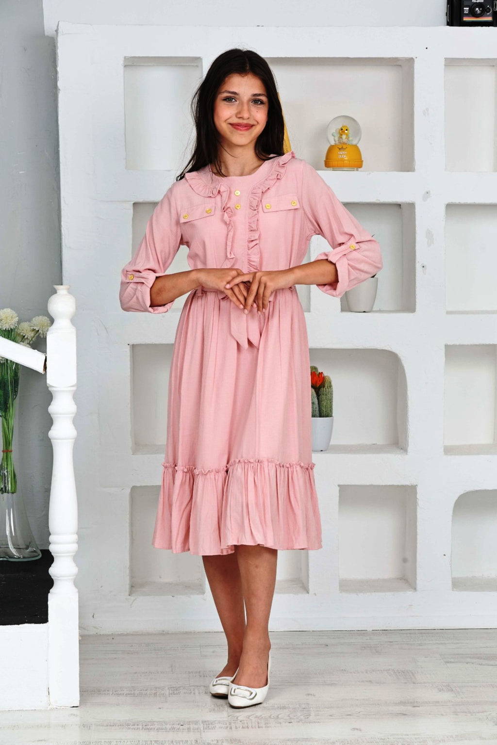 ROBE TRENDT MODA À MANCHES LONGUES AVEC VOLANTS, DÉTAILS BOUTONS SUR LE DEVANT, FERMETURE ÉCLAIR AU DOS, DOUBLURE ET CEINTURE, COULEUR ROSE  