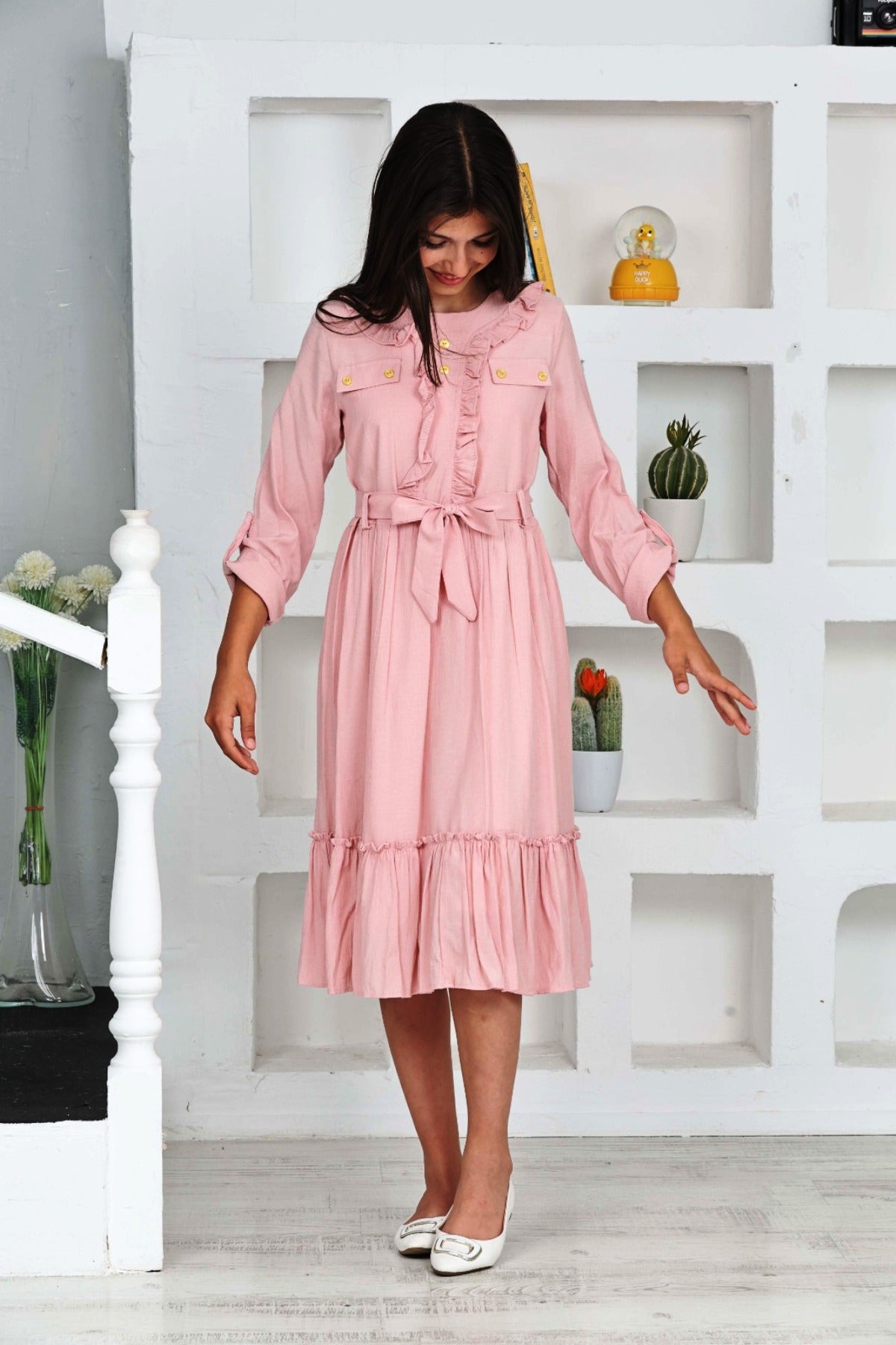 ROBE TRENDT MODA À MANCHES LONGUES AVEC VOLANTS, DÉTAILS BOUTONS SUR LE DEVANT, FERMETURE ÉCLAIR AU DOS, DOUBLURE ET CEINTURE, COULEUR ROSE  