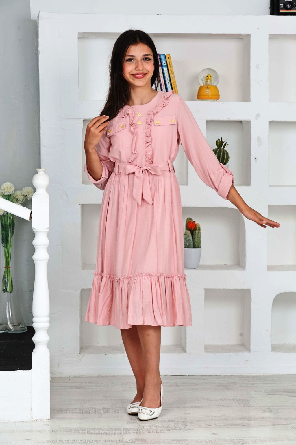ROBE TRENDT MODA À MANCHES LONGUES AVEC VOLANTS, DÉTAILS BOUTONS SUR LE DEVANT, FERMETURE ÉCLAIR AU DOS, DOUBLURE ET CEINTURE, COULEUR ROSE  